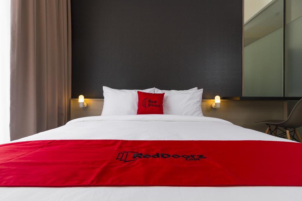 Reddoorz Plus Near Perbanas Jakarta Buitenkant foto